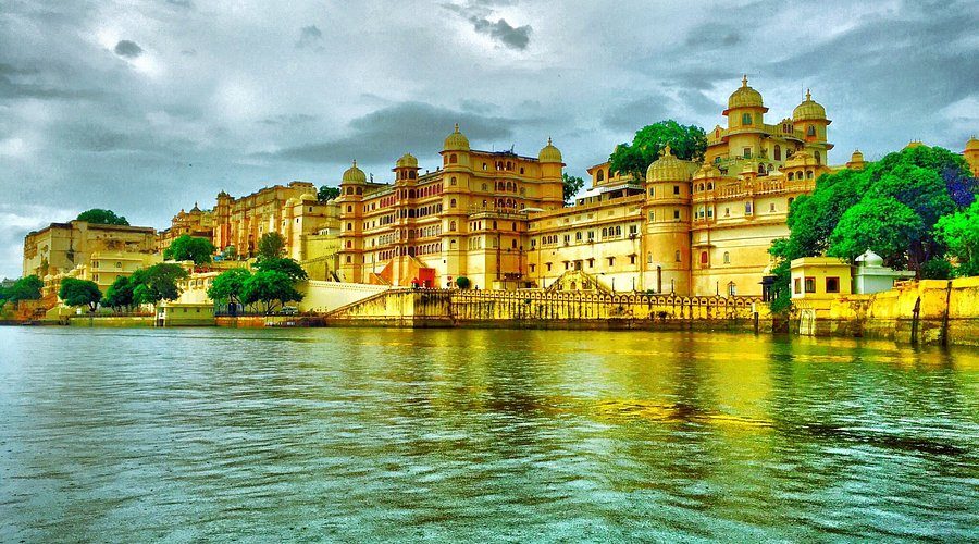Udaipur — City Palace and Lake Pichola, City of Lakes
